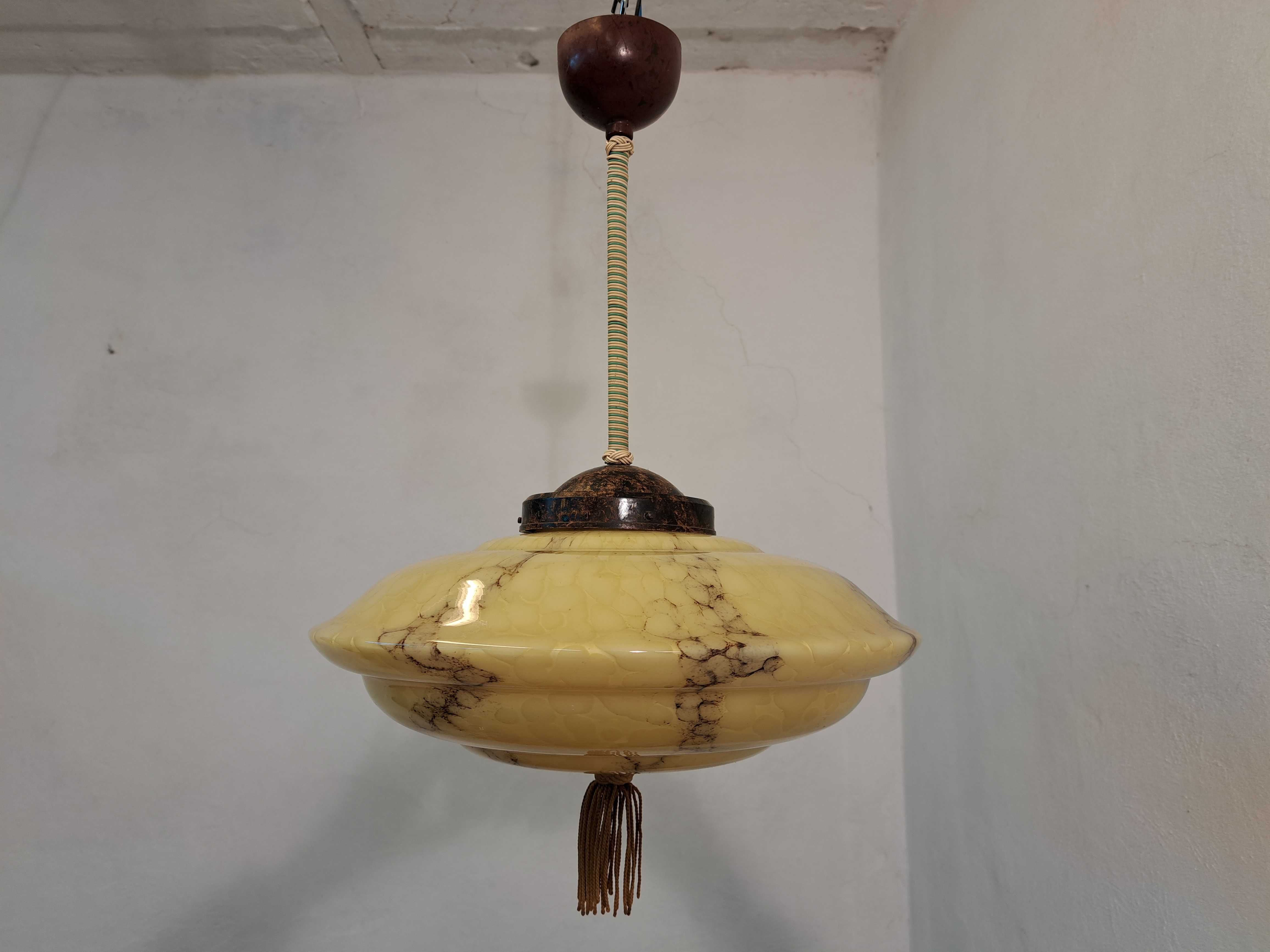 Żyrandol lampa ampla marmurek klosz ufo chwost na pręcie owijka.