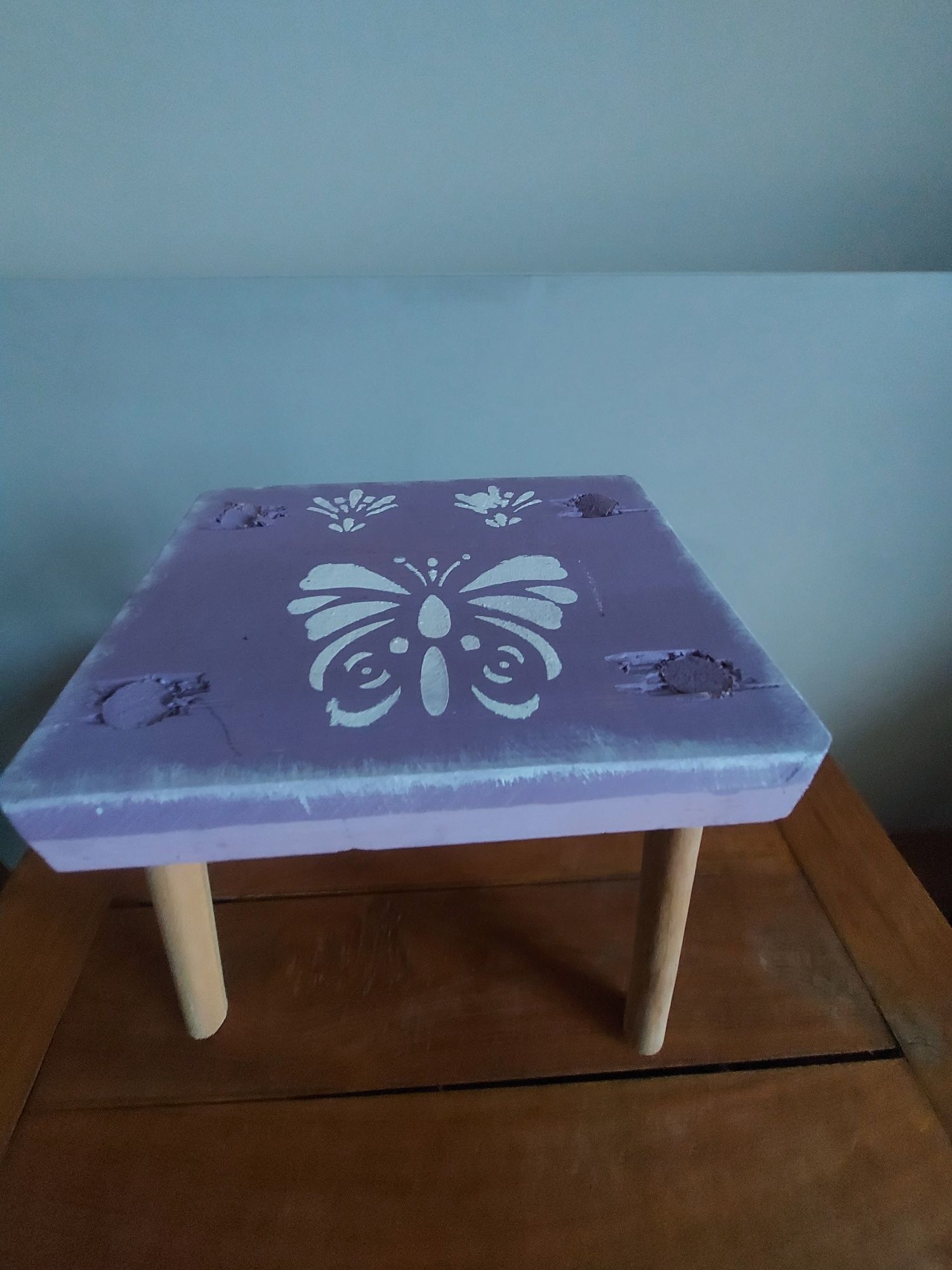 Uroczy, liliowy stołek/taboret maloway hand made z drewna dla dzieci