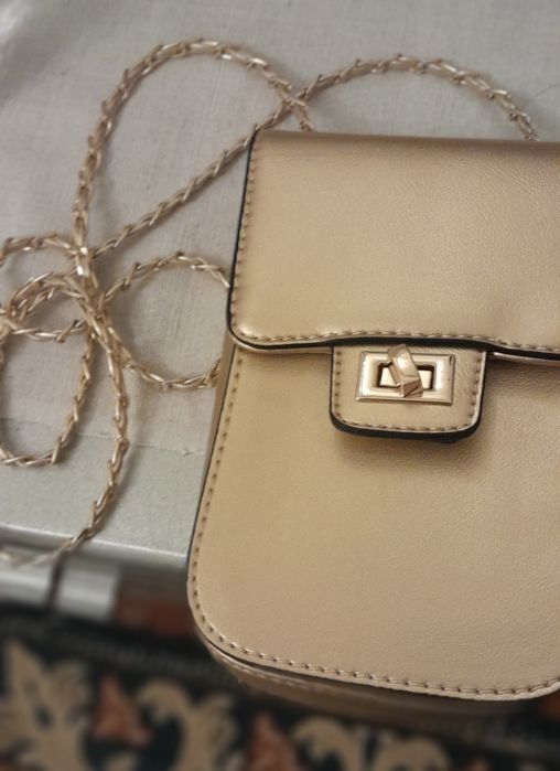 Mala pequena /em dourado