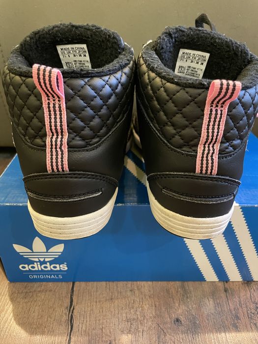 Adidas кросівки жіночі