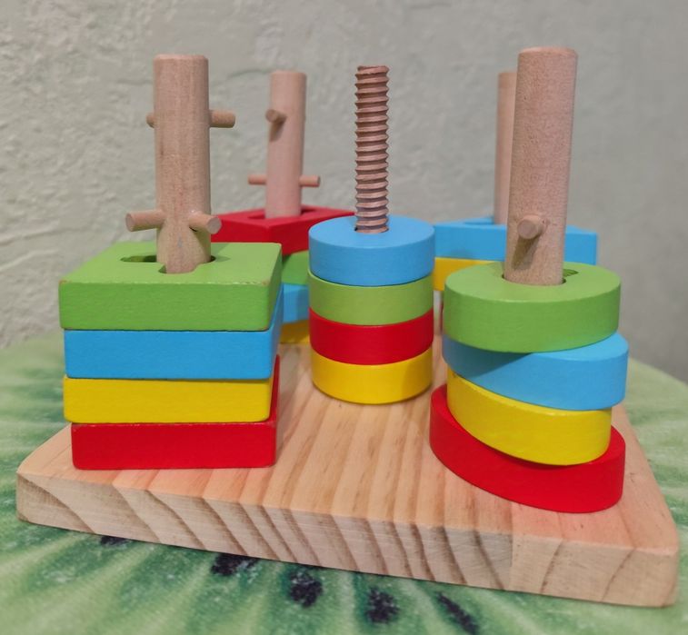 Логічна пірамідка сортер дерев'яна. Іграшки