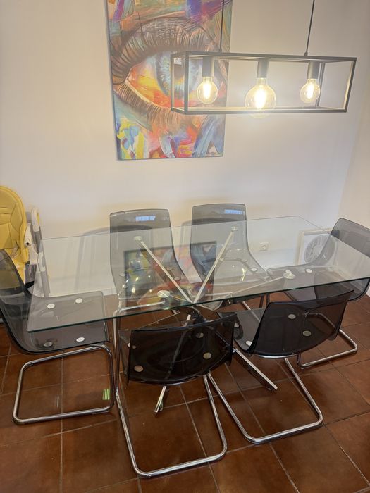 Mesa de vidro com 6 cadeiras