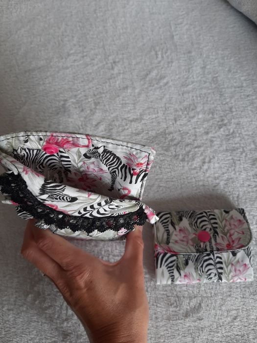 Vende se capa de telemóvel e carteira para colocar cartões feita a mão