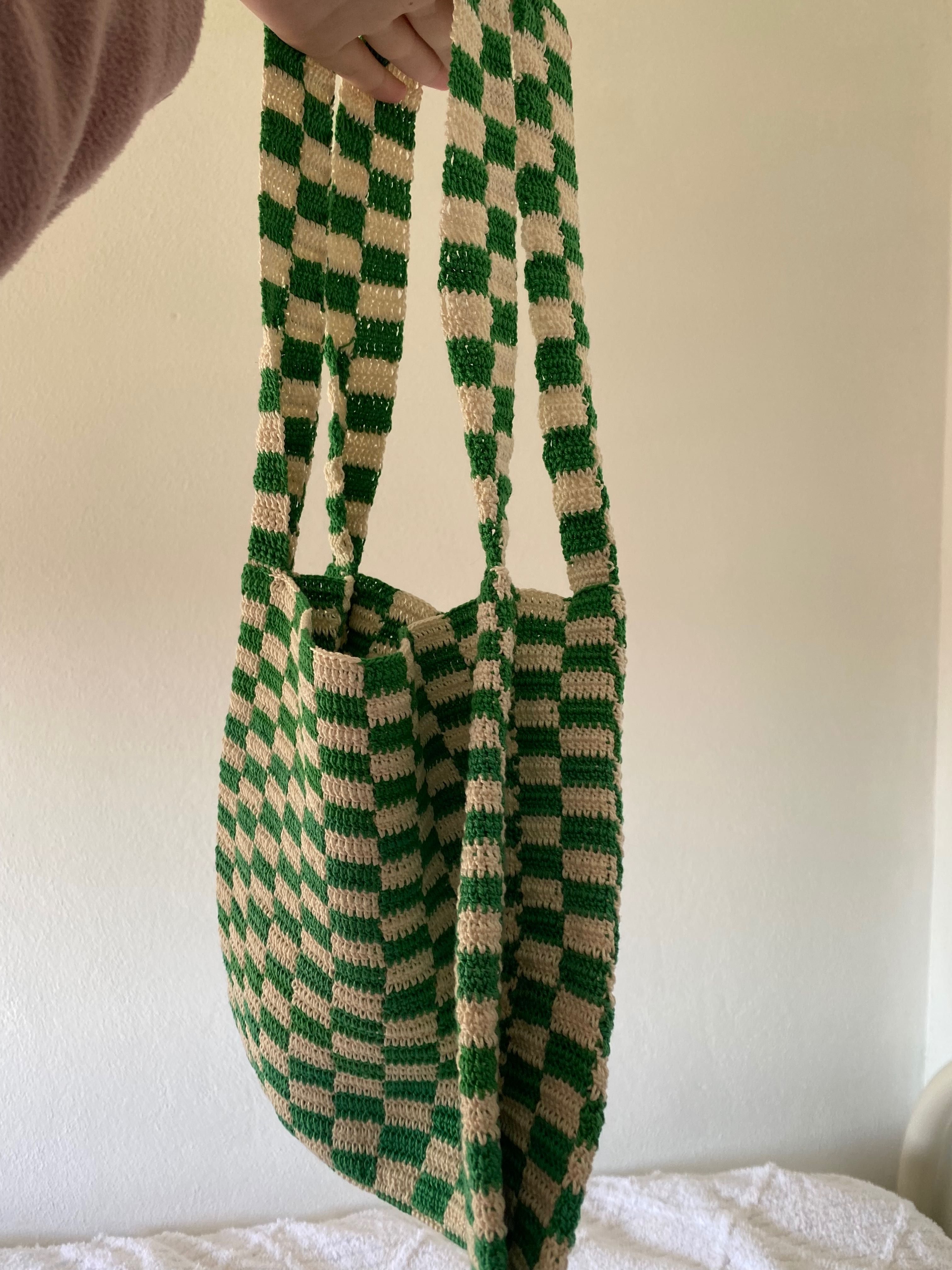 mala em crochet aos quadrados verde e branca