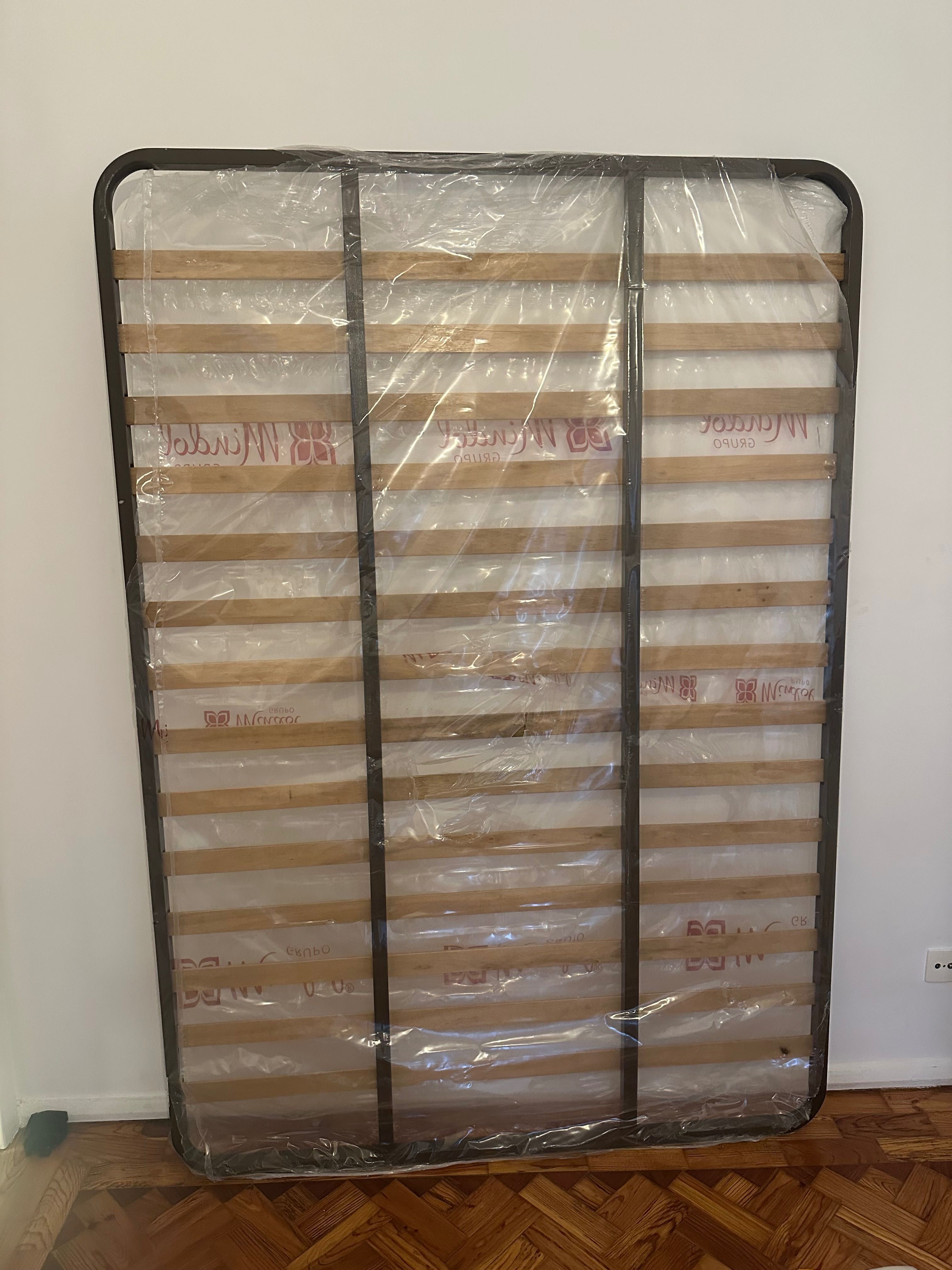 Estrado de casal com 135 cm (largura) x 190 cm (comprimento)