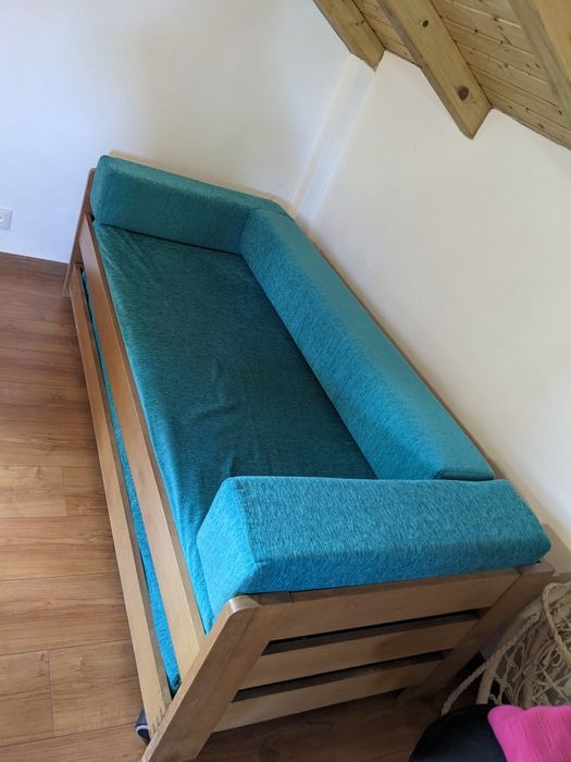 Sofá cama, pode fazer 2 camas de solteiro, em óptimo estado.