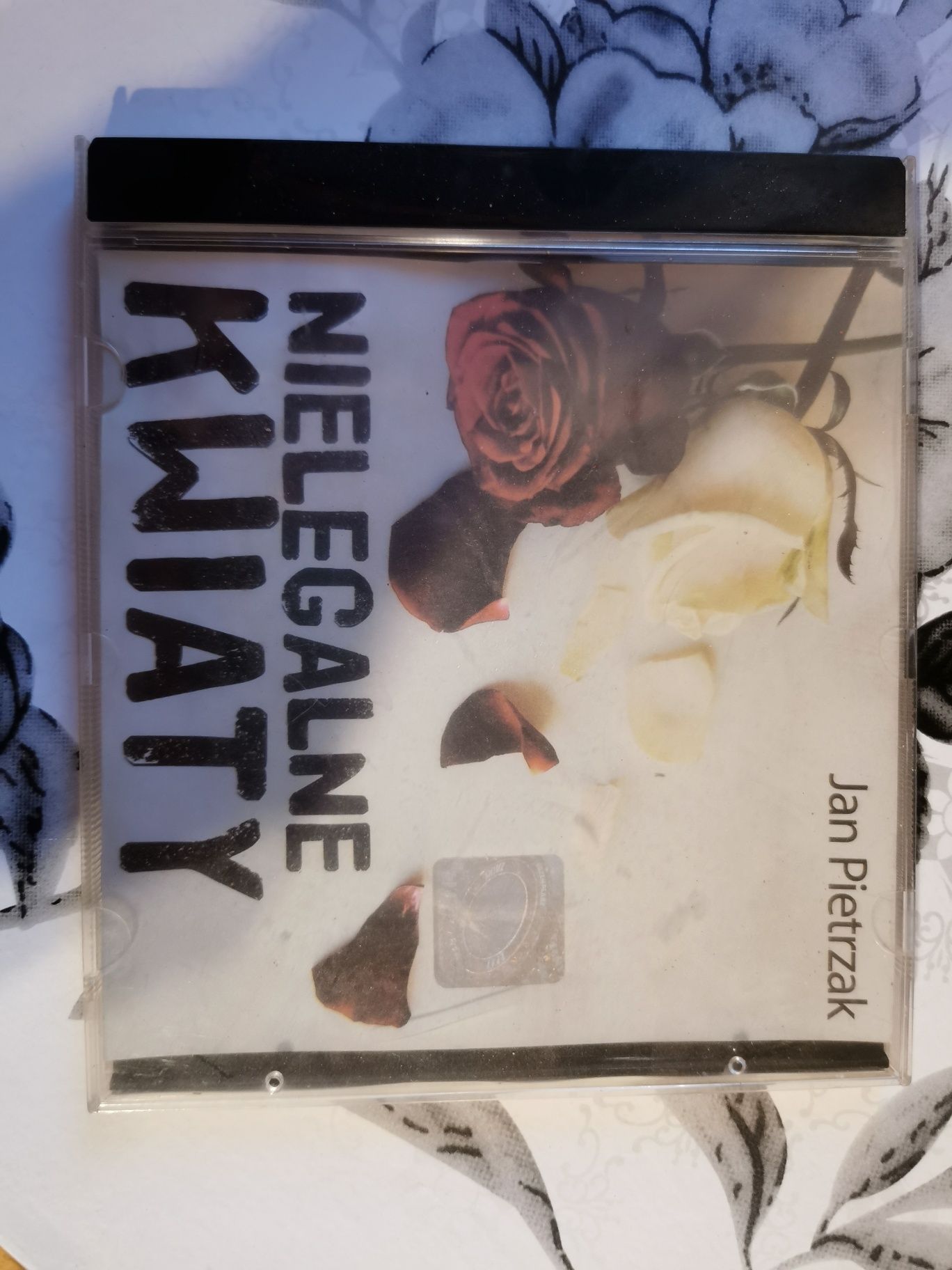 Płyta CD - nielegalne kwiaty