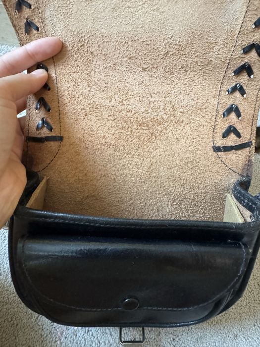 Чорна шкіряна сумка в етно стилі