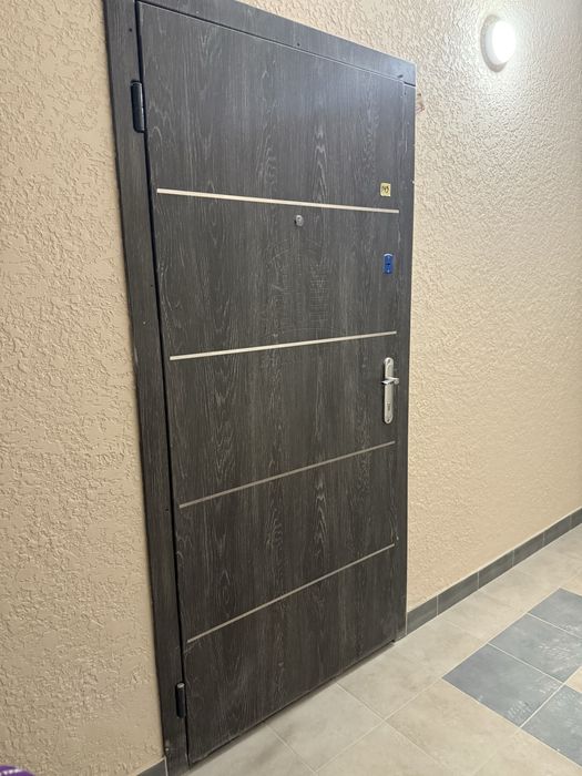 Продам б/у вхідні двері