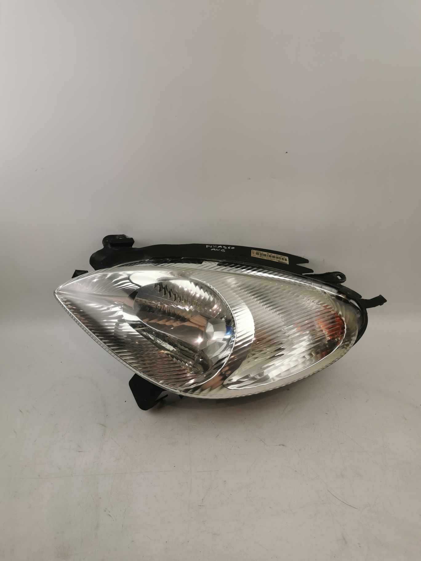 Lampa przód Lewy Citroen Picasso  99-04