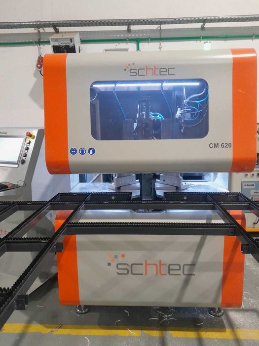 Maquina centro de limpeza  CNC para caixilharia em PVC