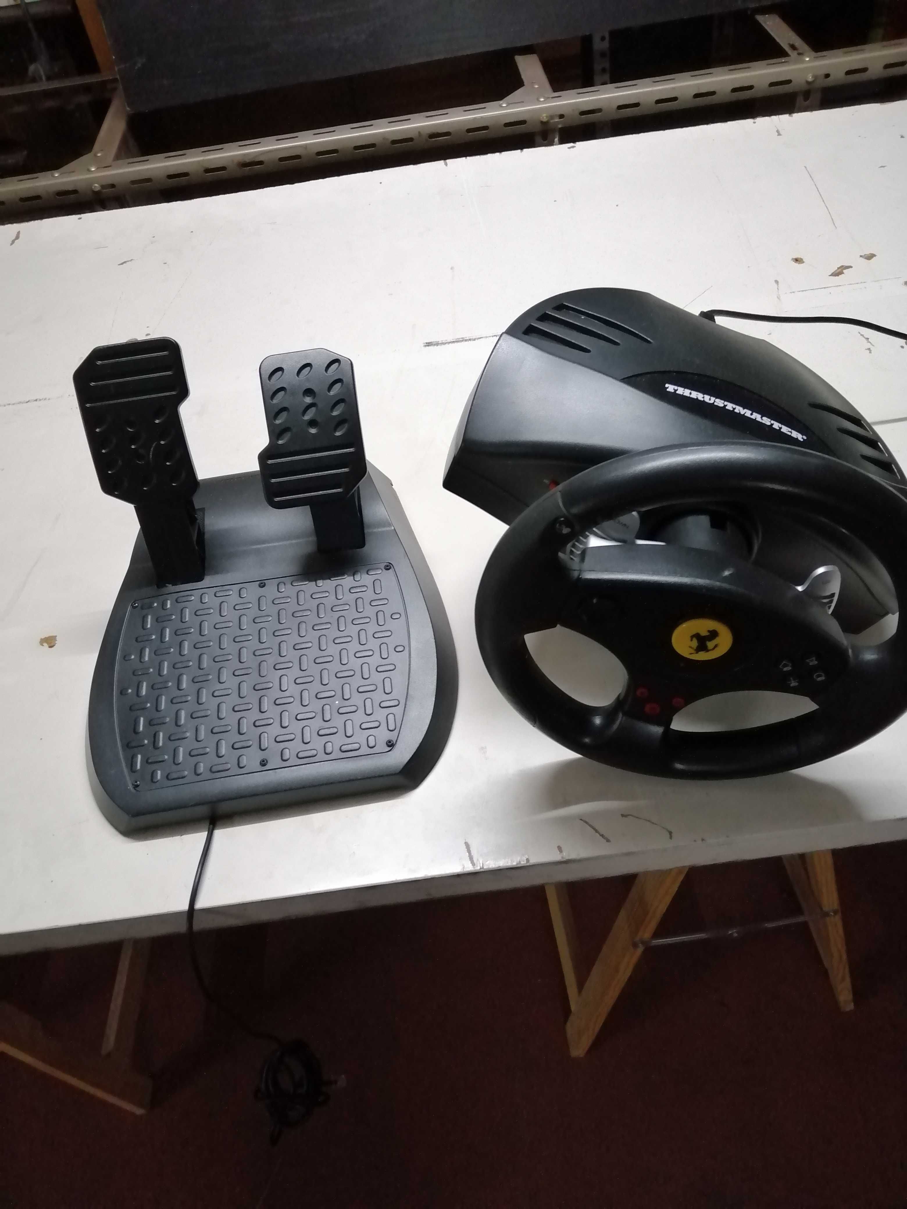 Volante + pedais Jogo PC THRUSMASTER da FERRARI