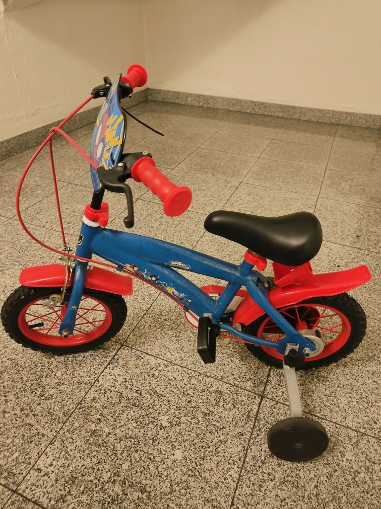 Bicicleta Spidey com pedais e rodinhas