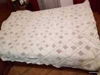 Colcha feita a mão em croché, muito bonita
para cama de casal
240x280