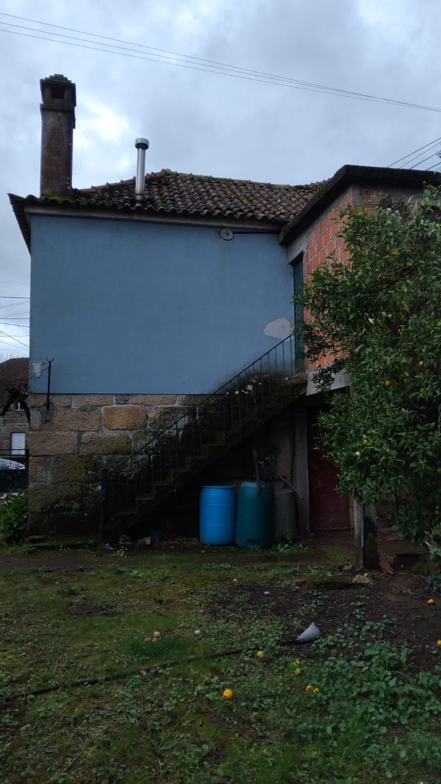 Vende  moradia bem localizada estrada principal