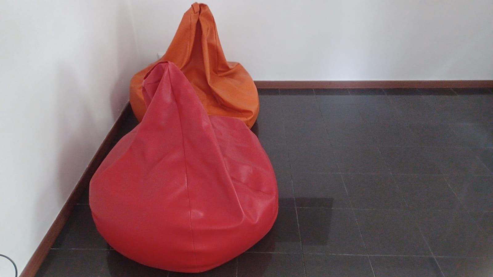 Puff em napa laranja e vermelho