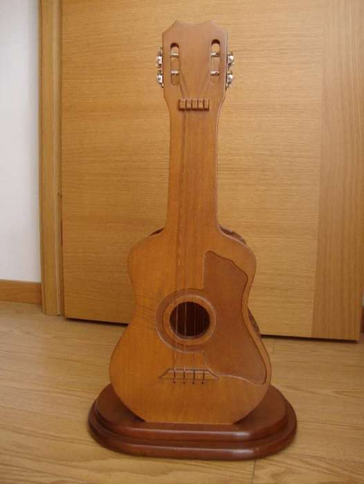 guitarra em madeira