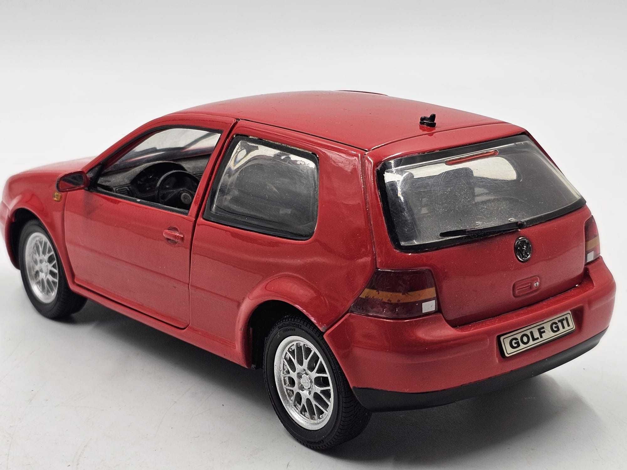 Revell 1/18 - Volkswagen Golf IV GTI