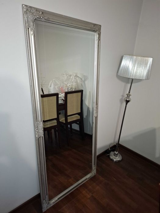 Lustro w srebrnej ramie plus lampa podlogowa