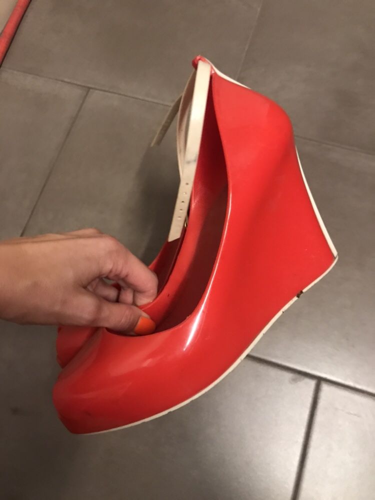 Czerwone koturny jak meliski vivienne westwood