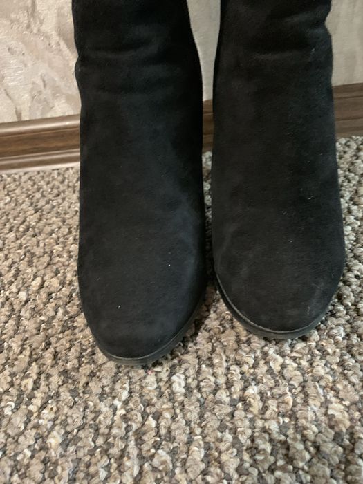 Замшеві чоботи на підборах