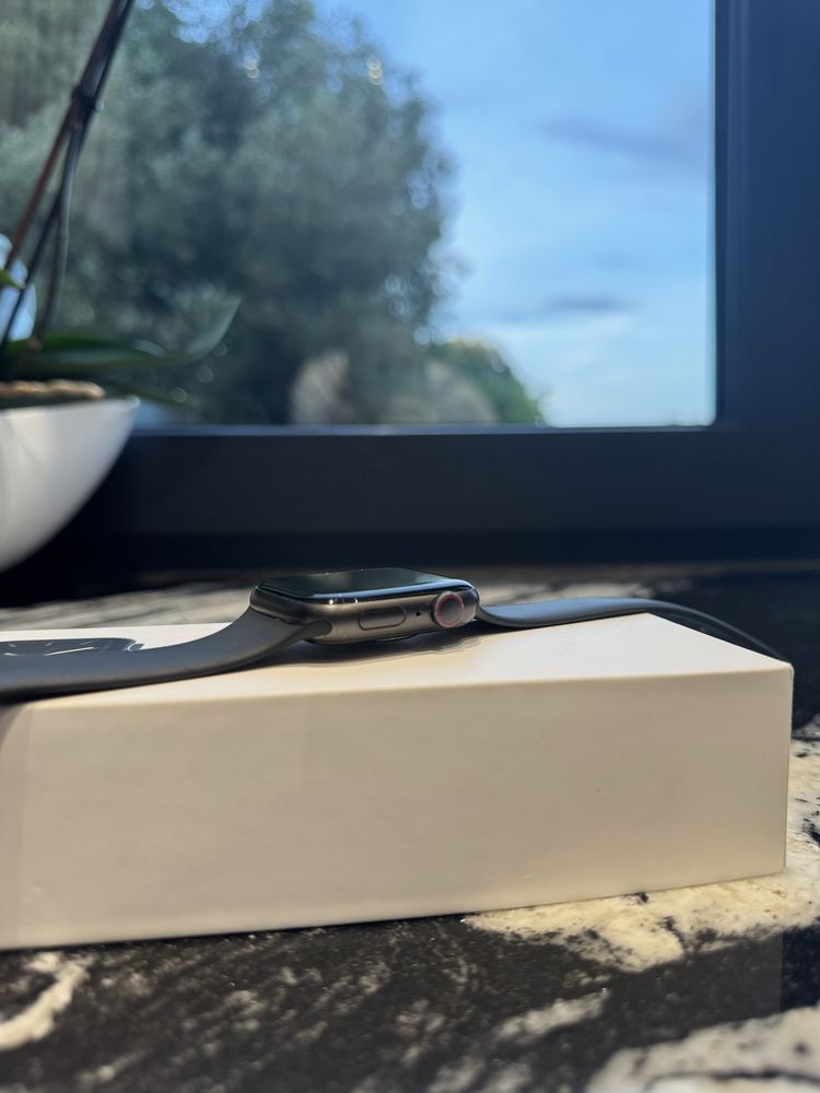 Apple Watch Series 5, 44mm + Nowa Ładowarka.