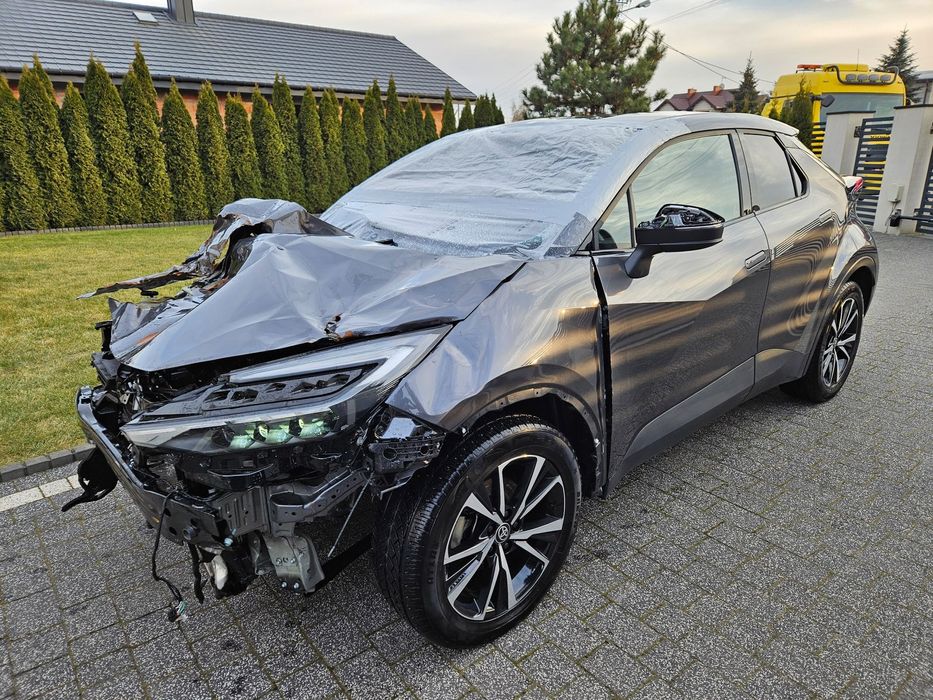 Toyota C-HR 1.8 hybryda, nowy model, niski przebieg, grzane fotele itd !