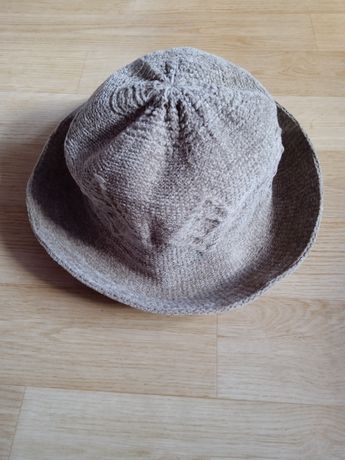 Gruby kapelusz brązowy