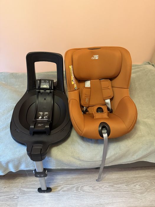 Fotelik Britax Romer Dualfix 3 i-size z bazą obrotową.