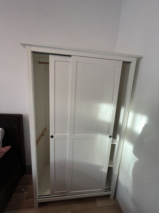 Biała rozsuwana szafa