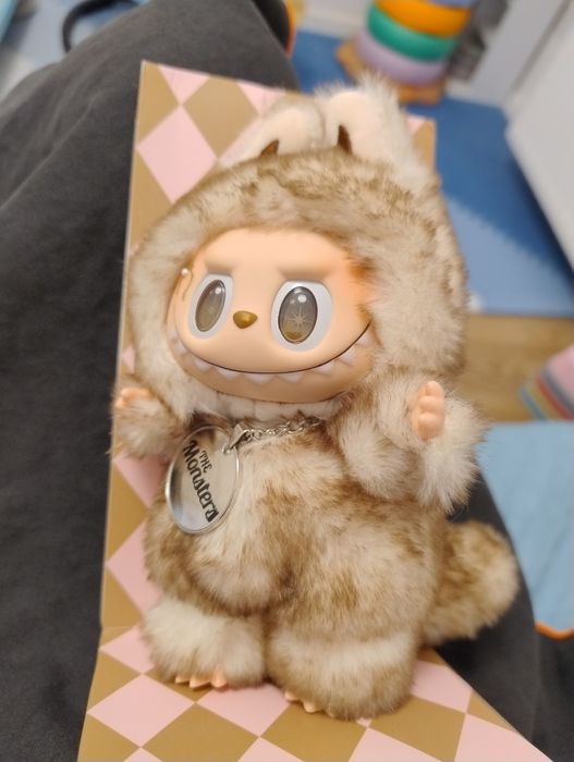 Beżowy puszysty labubu