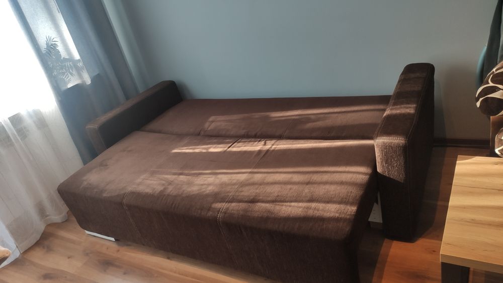 Brązowa duża kanapa rozkładana z pojemnikiem na pościel