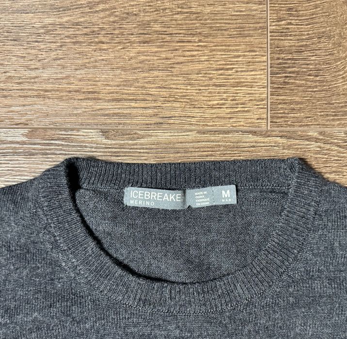 Тонкий шерстяной свитер Icebreaker.