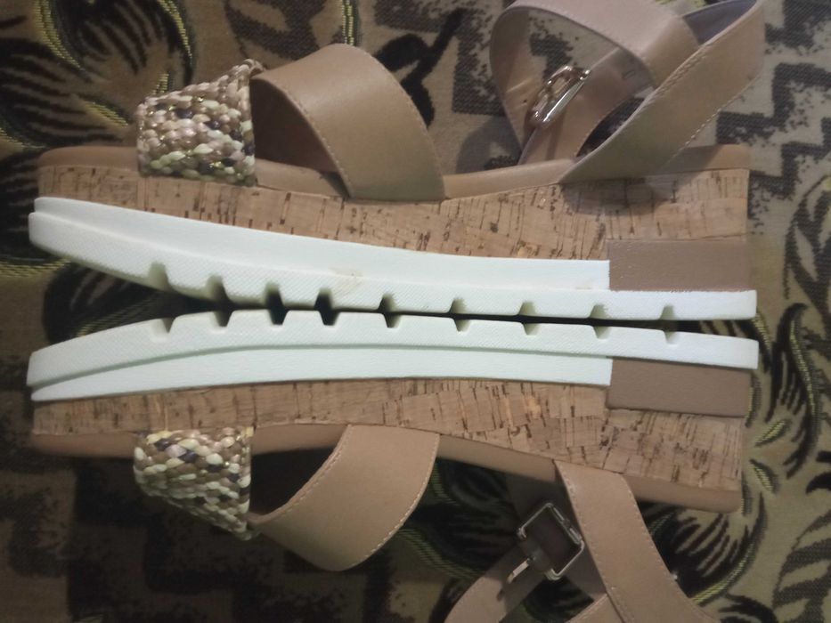 Босоніжки  купувала в Чехії,взутті один раз