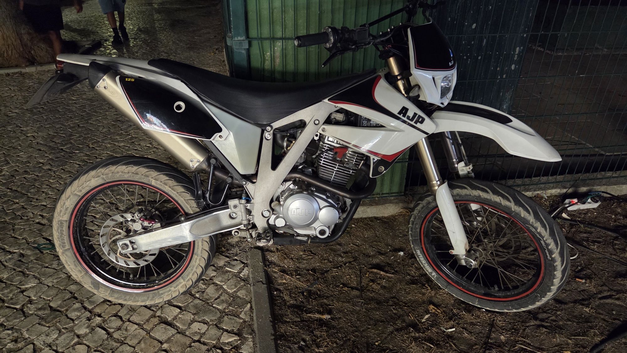 Boas amigos estou a vender minha Ajp 125