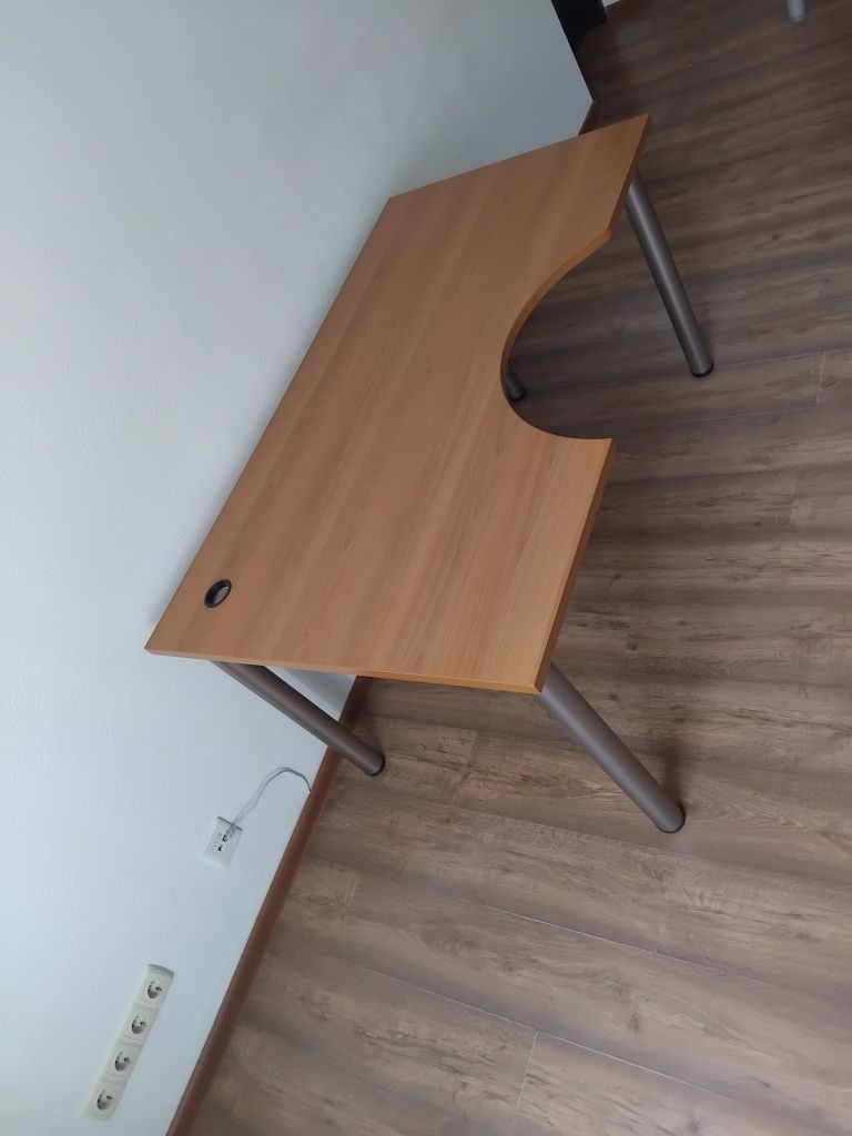 Стіл кутовий в гарному стані 140 х 90 см.