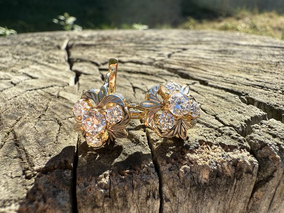 Сережки Конюшина з якутськими діамантами