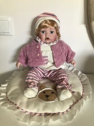 Linda boneca de porcelana