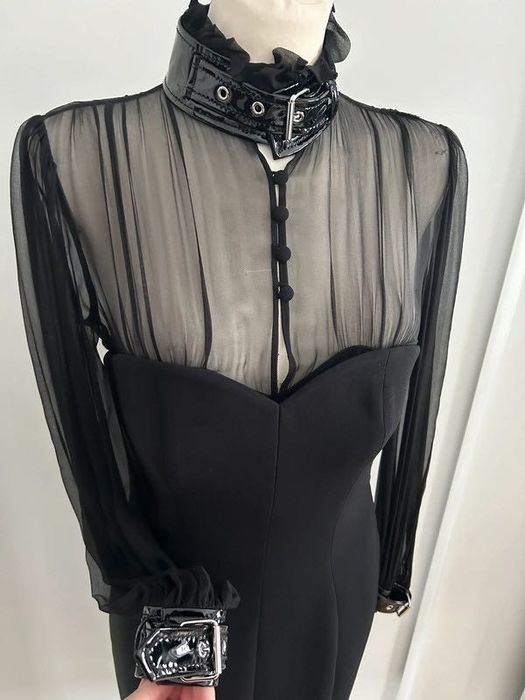 Moschino 40 S  Ma malutkie zaciągnięcie mało rzucające się w oczy