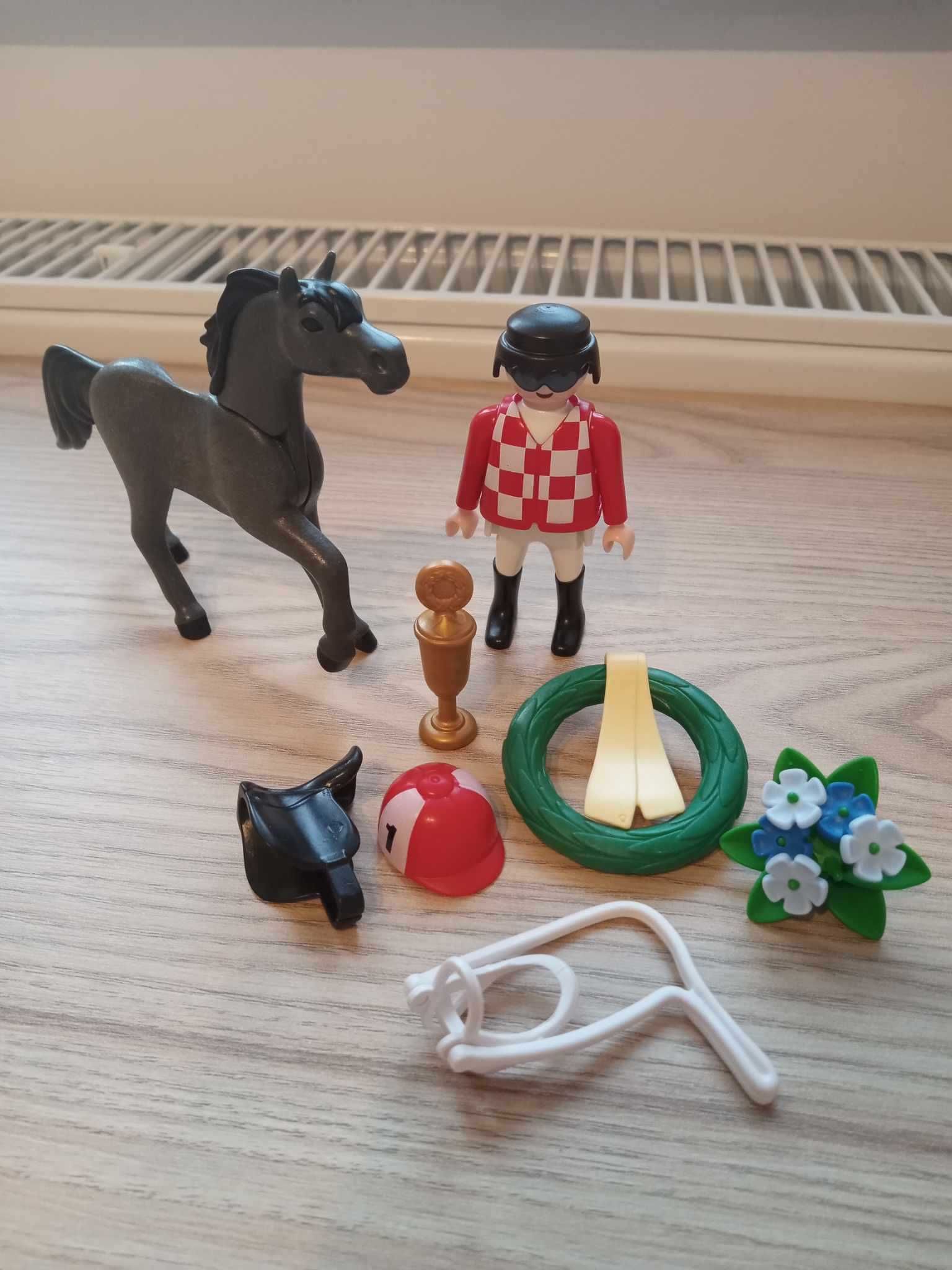 Dżokej z czarnym koniem i akcesoria playmobil