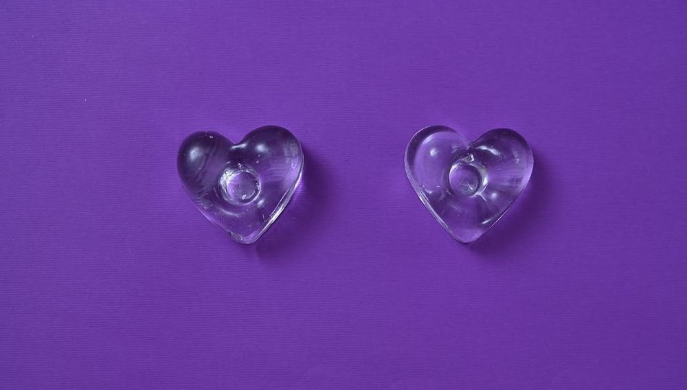 dwa szklane świeczniki do świeczy stołowej w kształcie serca