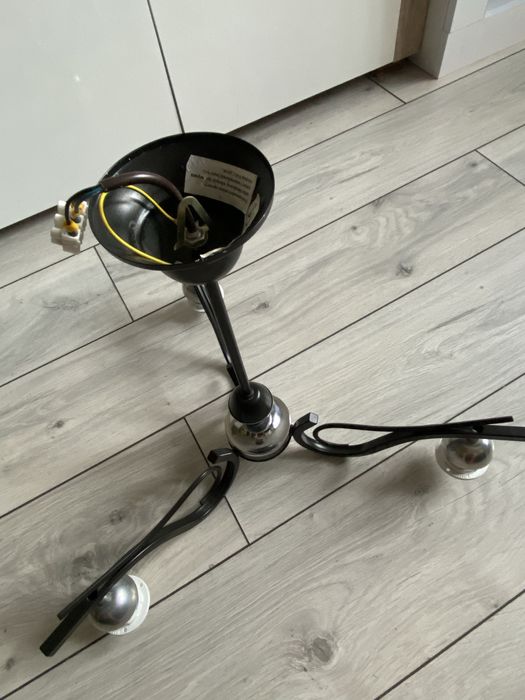 Żyrandol czarny ze srebrnymi dodatkami lekki