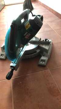 Serra de esquadria profissional da marca Makita LS118L