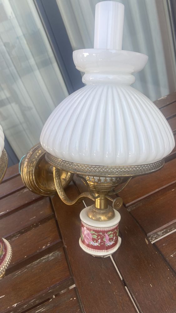 Candeeiro de tecto para sala com oferta de um aplique.