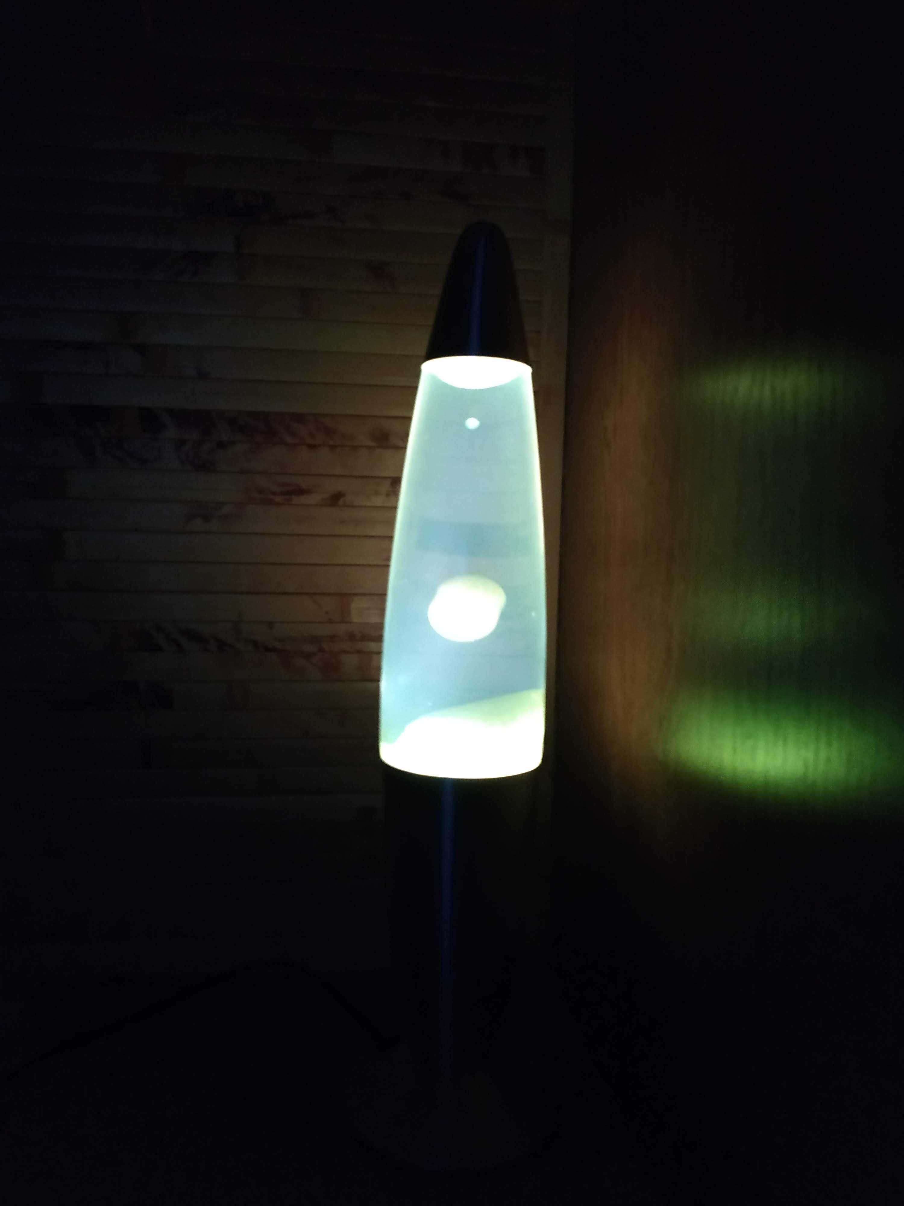 Лава лампа восковая зеленого цвета