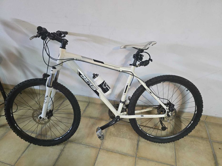 Bicicleta Berg Trailrock 9.0 Aluminium e capacete