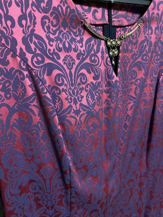 Сукня жіноча переливається з рожевого до червонішого