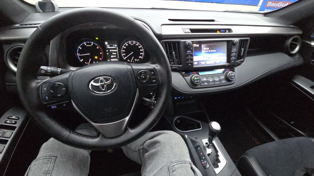 Продам офіційний Toyota Rav4
