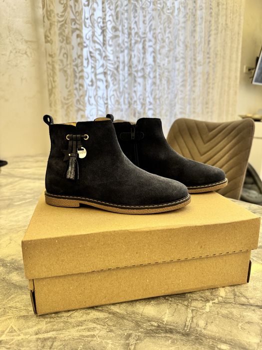 Продам нові чобітки Mayoral для дівчинки