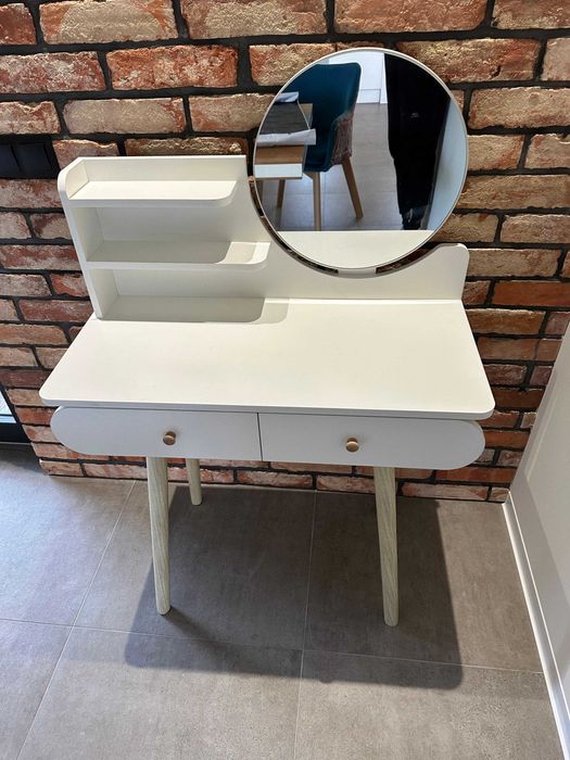 Toaletka kosmetyczna z lustrem